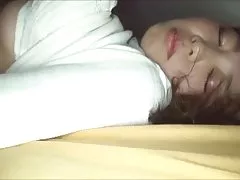 A videos caseiro brasileiro anfitriã usou a garota de látex como uma garota de escravidão submissa