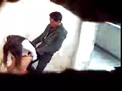 A menina branca se diverte, permitindo que vídeo pornô caseiro de novinhas o membro monstro do homem negro penetre na vagina