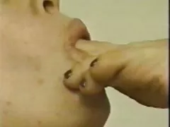 Assistente video sexo caseiro brasileiro de dentista acalmou o paciente com peitos e buceta profunda
