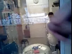 Um homem careca com um pênis grande beijou videos caseiro brasileiro duas meninas no quarto