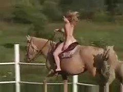A esposa do sexo fez isso e pousou no pau de um barbudo bem na vídeo de pornô brasileiro caseiro frente do marido